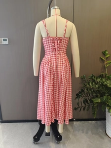 Détail du dos d'une robe à carreaux rouge et blanc avec fermeture à lacets réglable