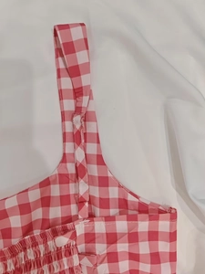 Détail de la robe d'été à carreaux vichy rouge et blanc montrant bretelles et coutures élastiques