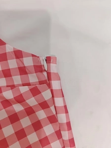 Détail du zip invisible sur une robe à carreaux vichy rouge et blanc de qualité