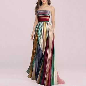 Détail de la robe bustier à rayures verticales colorées et tissu fluide de qualité