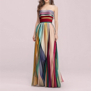 Elegante vestido maxi palabra de honor con vibrantes rayas verticales multicolores y falda