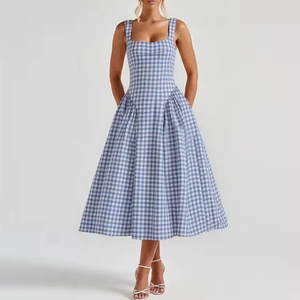 Robe midi à carreaux bleu et blanc avec col carré, sans manches et taille plissée élégante