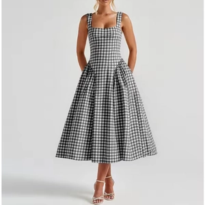 Robe midi classique à carreaux noirs et blancs avec col carré et silhouette trapèze sans manches