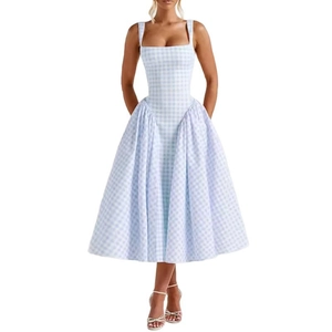 Robe d'été à carreaux bleus et blancs avec col carré et silhouette trapèze ajustée