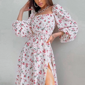 Robe à imprimé floral avec col carré, manches lanternes et fente latérale haute
