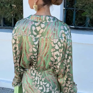 Detailansicht Rückseite grünes Hemdkleid mit Animal-Print, Reverskragen und Ärmeln