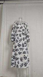Détail de la robe longue à fleurs avec col carré et manches bouffantes élégantes