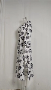 Détail de robe longue fleurie montrant la fente latérale et manches lanternes