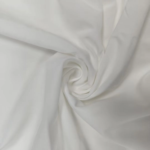 Gros plan sur un tissu en soie blanche avec texture lisse et plis élégants