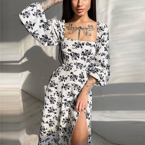 Robe fleurie vintage avec col carré, manches bouffantes et fente latérale en blanc et noir