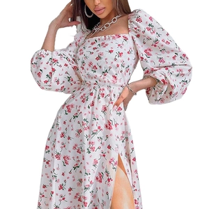 Robe longue vintage à fleurs, col carré, manches bouffantes et fente latérale