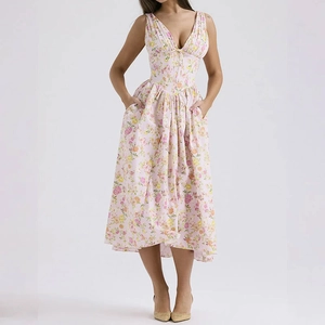 Détail de la robe rose à fleurs avec col en V, sans manches et poches latérales
