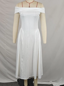Dettaglio di un elegante abito midi bianco a spalle scoperte con pieghe in vita e linea svasata