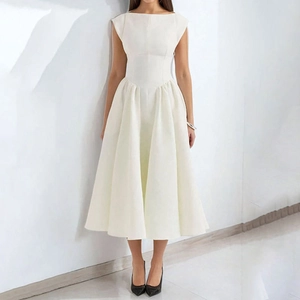 Robe ligne A blanche sans manches élégante avec taille haute et découpe au dos