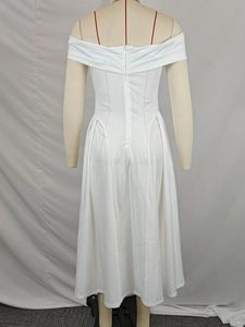 Dettaglio dell'abito bianco con spalle scoperte, cerniera invisibile sul retro e gonna a pieghe