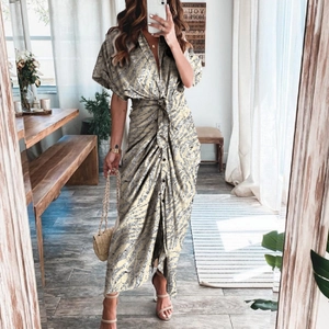 Détail d'une élégante robe longue imprimé serpent avec col en V et ceinture nouée