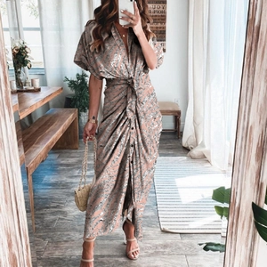 Détail de sequins zébrés et boutons sur une robe de soirée à taille haute et col en V