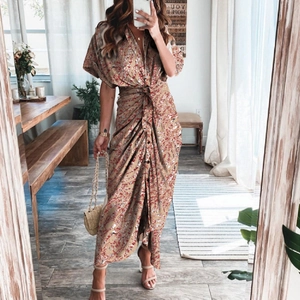 Détail de robe longue imprimée col V avec nœud à la taille et boutons style selfie