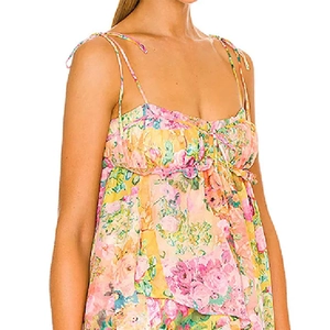Robe d'été à fleurs avec fines bretelles et ourlet à volants aux couleurs vives
