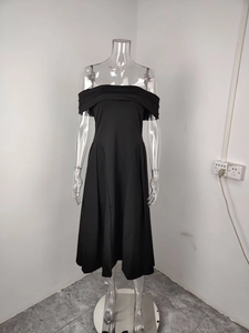 Dettaglio di un abito nero con spalle scoperte elegante con linea ad A e tessuto liscio
