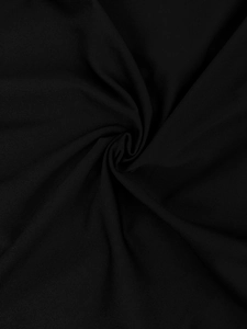 Dettaglio di elegante tessuto a maglia nera con texture fine e strati drappeggiati