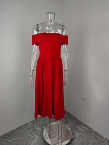 Dettaglio ravvicinato dell'elegante abito midi rosso a spalle scoperte con scollo a pieghe