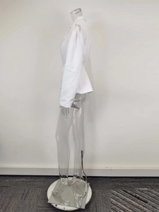 Vue latérale du blazer blanc à col en V avec épaulettes et ceinture assortie réglable
