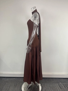 Vue de profil d'une élégante robe longue marron foncé avec écharpe licou