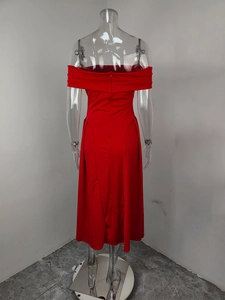 Dettaglio del retro di un abito rosso con spalle scoperte, zip invisibile e drappeggio