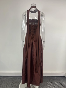 Vue détaillée du dos d'une robe longue marron élégante avec un design à lacets
