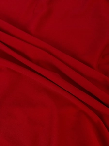 Primo piano dell'elegante tessuto in raso rosso con texture liscia e finitura lucida