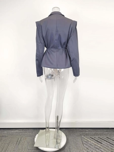 Vue arrière d'un blazer bleu-gris foncé avec épaules structurées et ceinture à la taille