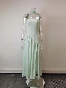 Robe longue élégante vert menthe ajustée avec fente haute et détail d'écharpe de cou assortie