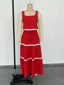 Dettaglio del top corto rosso senza maniche e gonna lunga con bordo ric-rac bianco