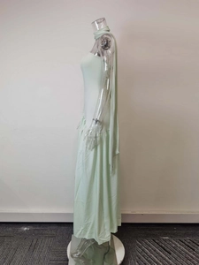 Vue latérale d'une élégante robe longue vert menthe ajustée de style français sur mannequin.