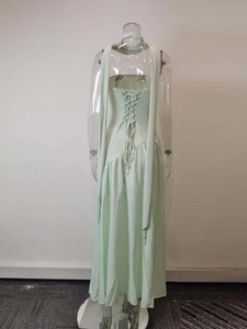 Détail du dos d'une robe française vert sauge avec laçage et écharpe drapée