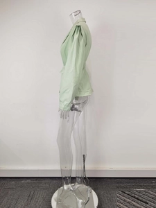 Vue latérale du blazer vert menthe avec manches bouffantes plissées et taille ajustée