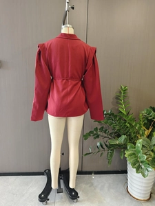 Vue arrière d'un blazer rouge foncé cintré avec manches bouffantes et ceinture fine