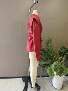 Vue latérale de la veste blazer rouge foncé à col en V avec taille nouée et épaulettes