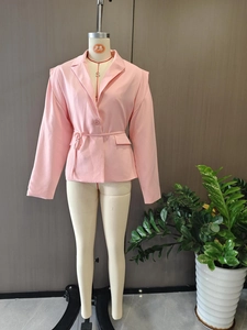 Détail du blazer rose pour femmes avec col à revers classique et ceinture à nouer