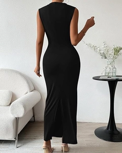 Détail de la fente arrière et du tissu en maille élégant sur la robe noire sans manches