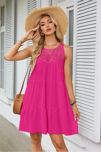 Dettaglio dell'abito all'americana rosa acceso con colletto in pizzo traforato e balze