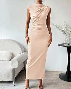 Détail d'une élégante robe beige sans manches avec fronces latérales et coupe moulante chic