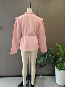 Vue arrière d'un blazer rose à col en V avec manches bouffantes et ceinture à nouer