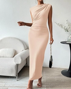 Détails de la robe longue sans manches avec fronces latérales et fente arrière