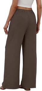 Nahaufnahme der dunkelbraunen High-Waist-Hose mit weitem Bein und strukturierter Textur