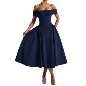 Elegante abito midi blu scuro con spalle scoperte, vita stretta e gonna a pieghe