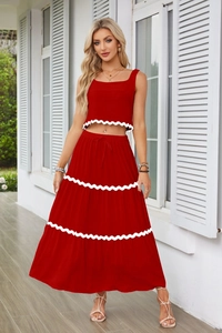 Dettaglio completo di set rosso due pezzi con crop top senza maniche e gonna lunga a balze