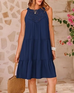 Dettaglio dello scollo in pizzo all'uncinetto e gonna a balze su abito blu navy