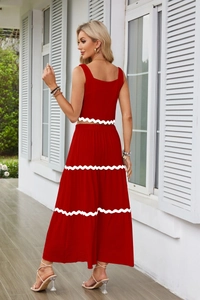 Vista posteriore del completo rosso a due pezzi con crop top e gonna maxi con pizzo bianco